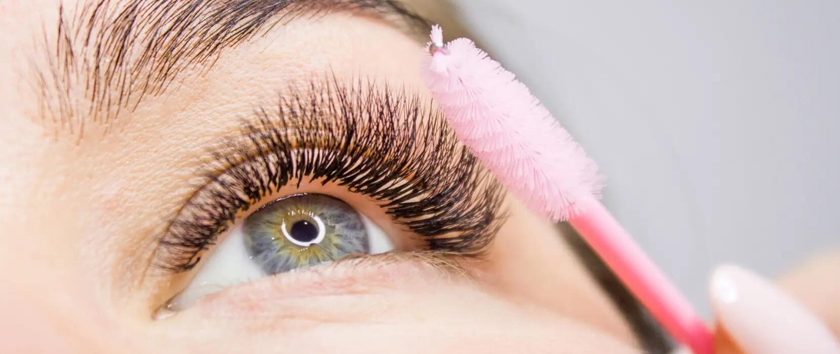Comment enlever des extensions de cils facilement et sans risque ?