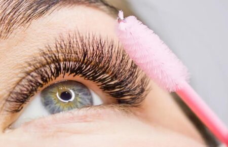 Comment enlever des extensions de cils facilement et sans risque ?