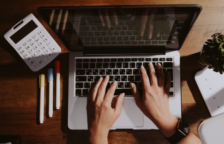 Comment déclarer son chiffre d&rsquo;affaires lorsqu&rsquo;on est prothésiste ongulaire auto-entrepreneur.e ?