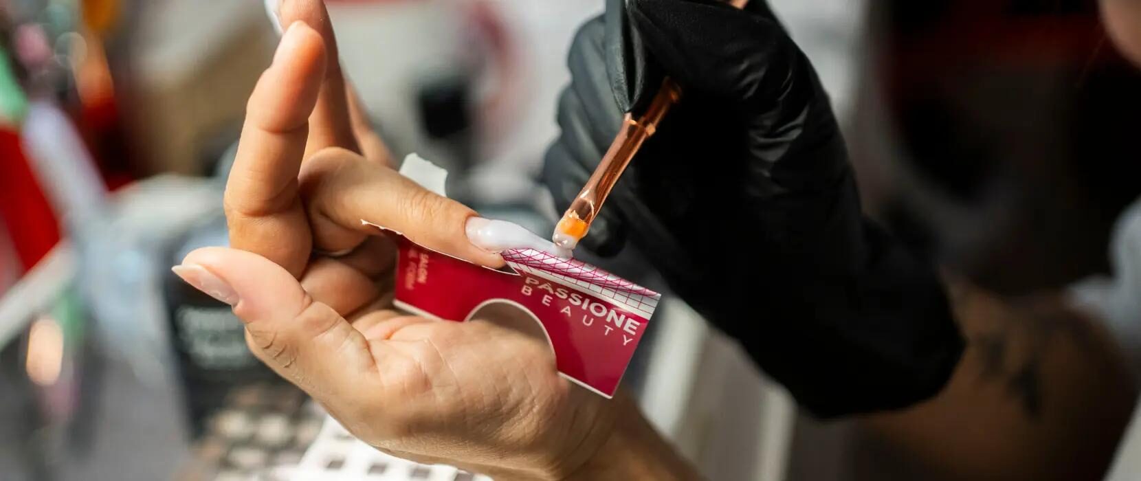 Ongle au chablon : tout savoir sur cette méthode
