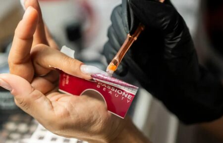 Ongle au chablon : tout savoir sur cette méthode